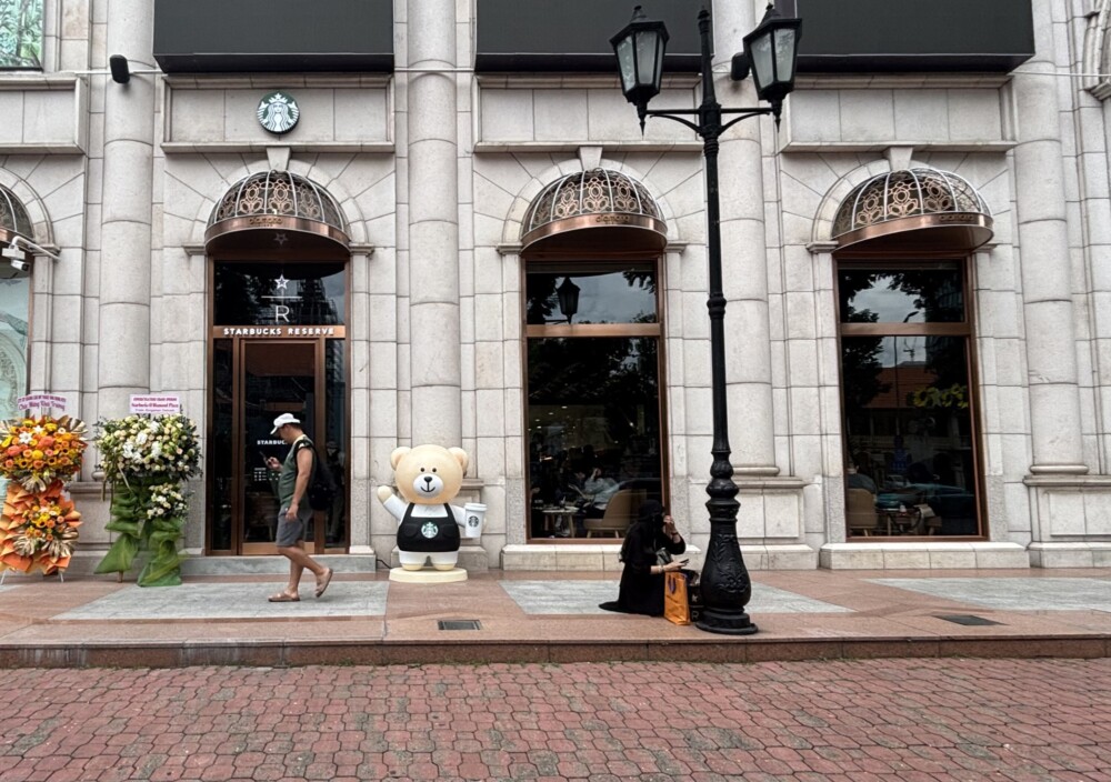 Cảnh tượng bất ngờ xảy ra trong ngày khai trương Starbucks mới sau khi từ bỏ mặt bằng cũ gần 1 tỷ/tháng 1 canh tuong bat ngo xay ra trong ngay khai truong starbucks moi sau khi tu bo mat bang cu gan 1 ty thang