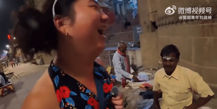 gia gai di an do mot minh du khach bat ngo voi hanh dong cua dan ong ben duong that khong tin noi