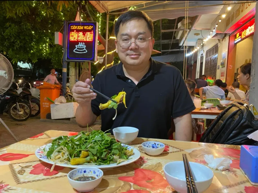 Hiếm ai như ông Hoàng Nam Tiến: Là sếp lớn nhưng có thú vui review ẩm thực, vừa thú vị vừa gần gũi 1 hiem ai nhu ong hoang nam tien la sep lon nhung co thu vui review am thuc vua thu vi vua gan gui
