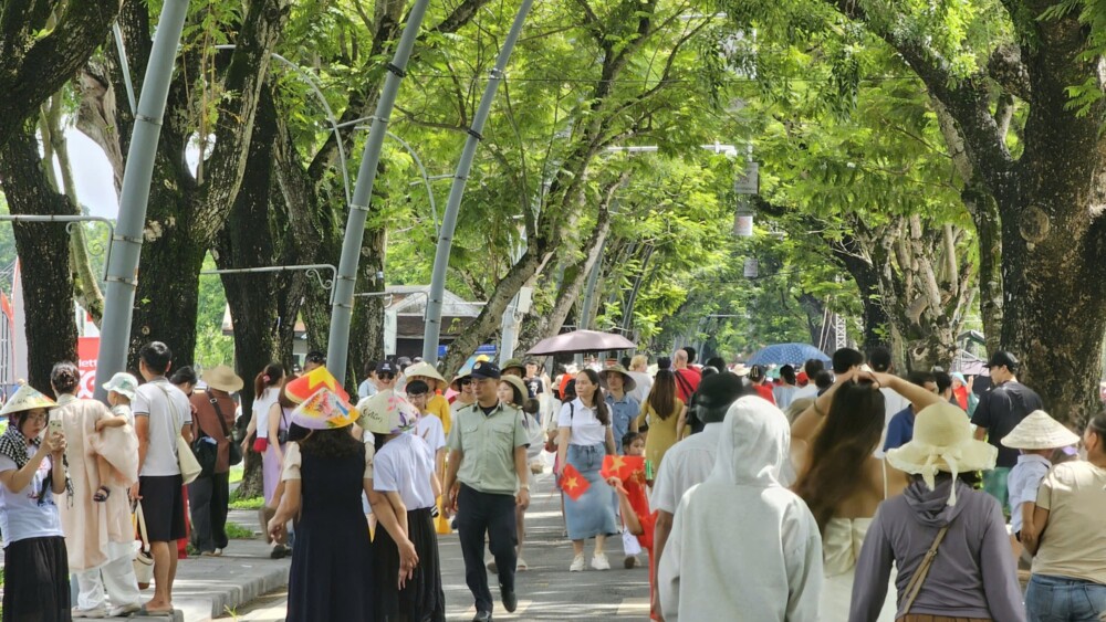 Du khách nườm nượp tham quan Đại nội Huế trong ngày được miễn vé 1 du khach nuom nuop tham quan dai noi hue trong ngay duoc mien ve